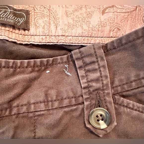 225. Ladies Old Navy Maternity Vintage Brown Stretch Capri Pant - Picture 8 of 9